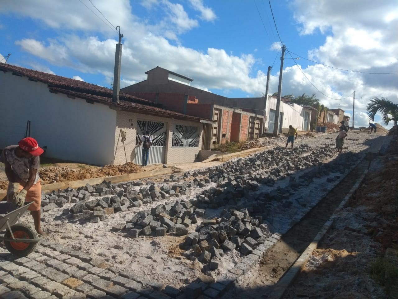 Camacã: Rua Ibicaraí no Bairro Nova Ipanema recebe calçamento
